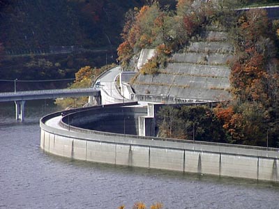 ��̂��㗬�����猩��