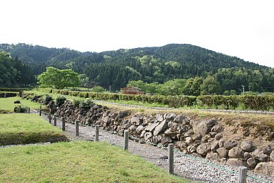 朝倉氏館の北側は石塁が続いている