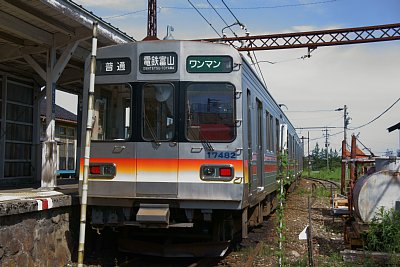 17482電車が上滝線ホームに停車しています