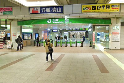 東改札口