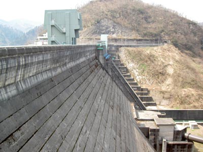 右岸から堤体を望む