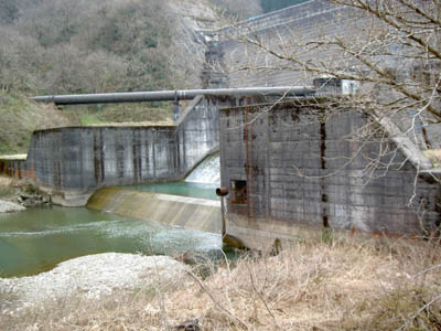 減勢工から流れる水