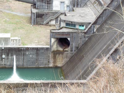 左:河川維持水用放流管:1門 右:低流量放流管 ハウエルバンガーバルブ1門
