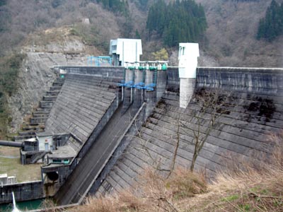 左岸下流から堤体を見る