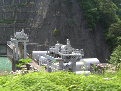 右岸上流側から堤体を見る