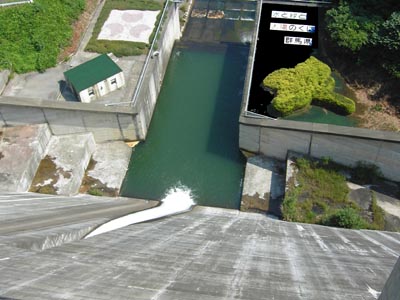 オリフィスゲートからの放流