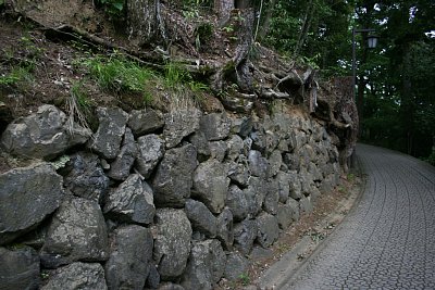 搦手道は石垣が延々と続きます