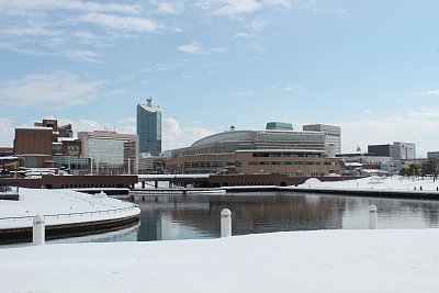 富岩運河環水公園から見た富山市街