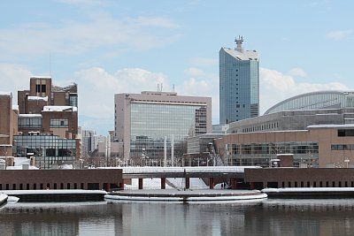 富岩運河環水公園から見た富山市街