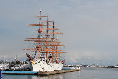 海王丸と立山連峰