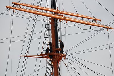 海王丸マストで作業中