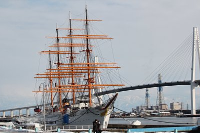 海王丸と新湊大橋
