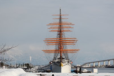 海王丸と新湊大橋