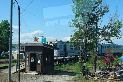 ホームに停車するキハ150