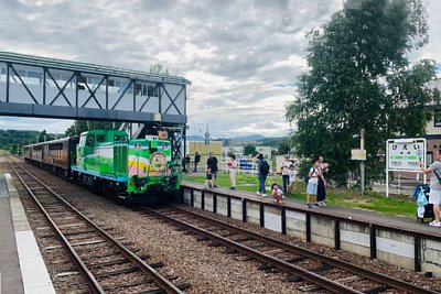 ノロッコ号と駅名標