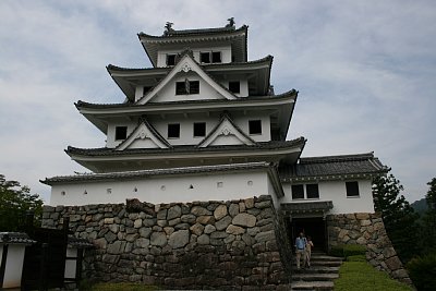 天守は昭和8年に木造で復興されました