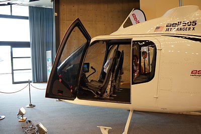 ベル505の操縦席