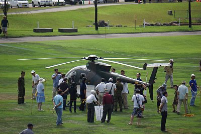 OH-6Dの周りが人だかり