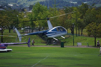 ロビンソンR44Astroが旋回しています