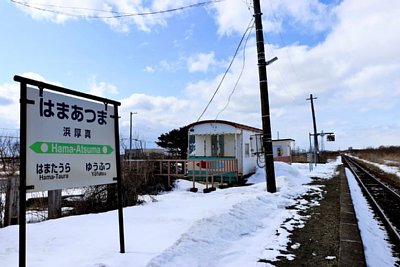 ホームに駅名標と待合所