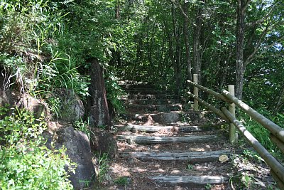 城への通路はけっこう急です
