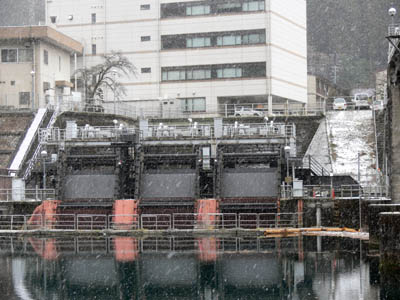 �搅�X�N���[���ƒ����d�͉c�Ə�