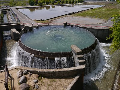 東山円筒分水槽 横断橋