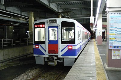 ほくほく線普通列車が0番線に停車しています