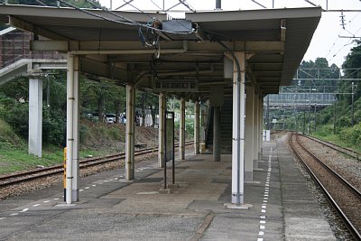 島式ホームと駅舎は跨線橋で結ばれています