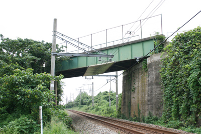 七尾線とオーバークロスする跨線橋跡