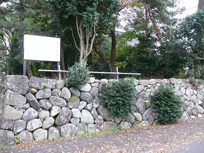 井田館（白山社本殿）を囲む石垣