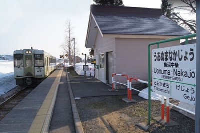 キハ110系気動車と駅名標