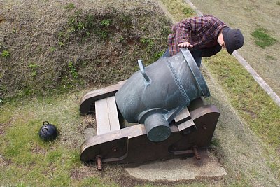 大砲は臼砲と呼ばれる形式です