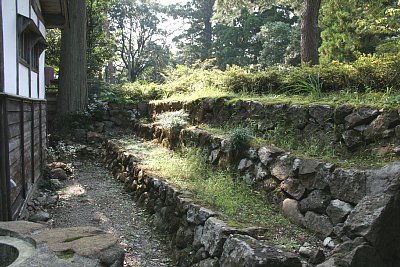 臼浪水庭園の石垣の内側は三段になっています