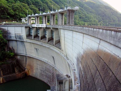 左岸から堤体を真横に見る