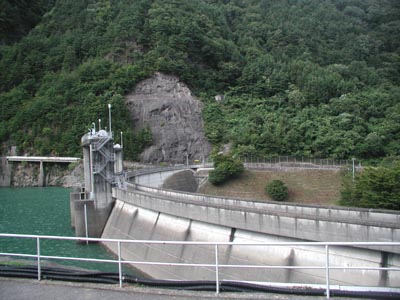 稲核ダムを右岸から見る