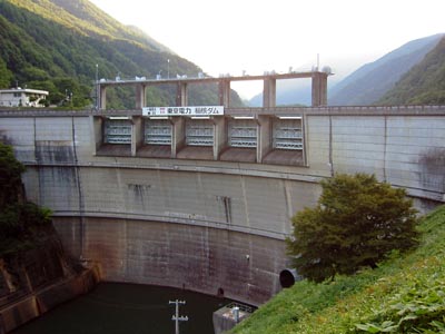 稲核ダムを左岸から見る