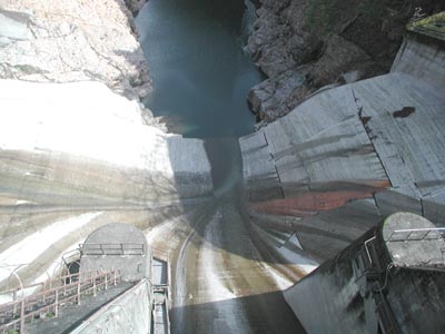 天端から減勢工