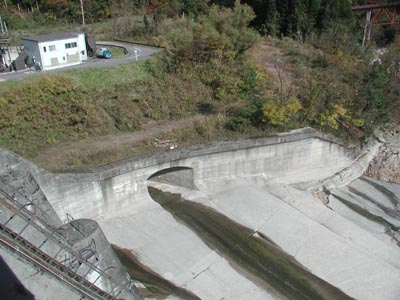 左岸下流側に放流口があります