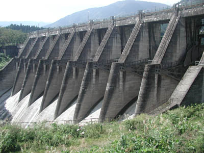 左岸下流側から堤体を見る