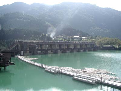 上流側からゲートを見る