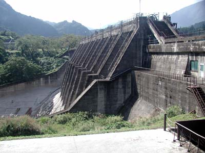 堤体を左岸から