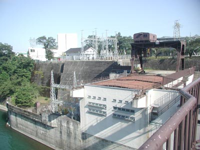 �_�ʐ��R���͔��d��