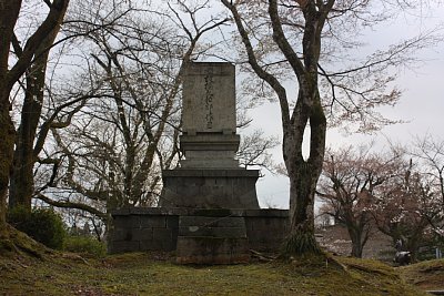 何かの慰霊碑か・・・