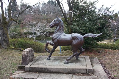 山頂に馬がいますが・・・