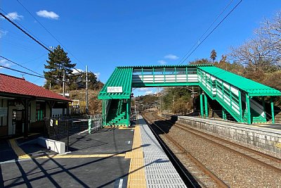 ホームと跨線橋