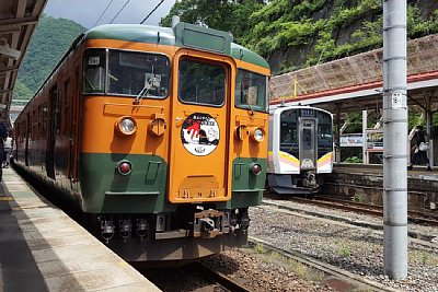 115系電車とE129系電車