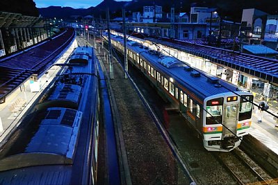 211系電車が停車しています