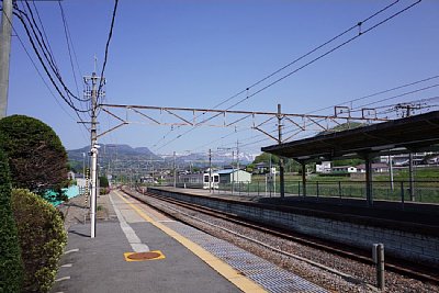 3番ホームに107系電車が到着します