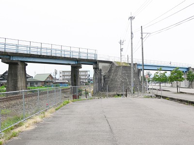 城端線と道路を渡る跨線橋は加越線最大の遺構です